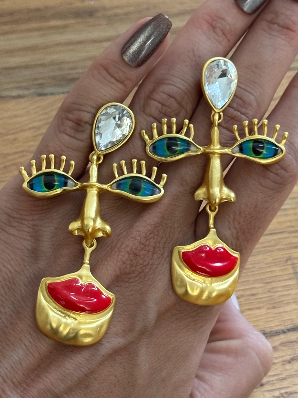 Source Unknown Gold-Tone Face Drop Earrings with Blue-Green Eyes and Red Lips